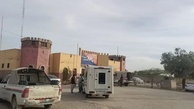  بینک ڈکیتیاں، پولیس سٹیشن پر حملہ اور ’12 شدت پسندوں کی ہلاکت‘: خاران میں مسلح افراد کے حملے کے دوران عینی شاہدین نے کیا دیکھا؟